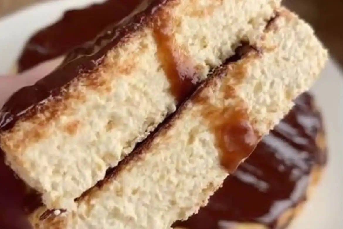 high protein banana cheesecake slice with chocolate drizzle